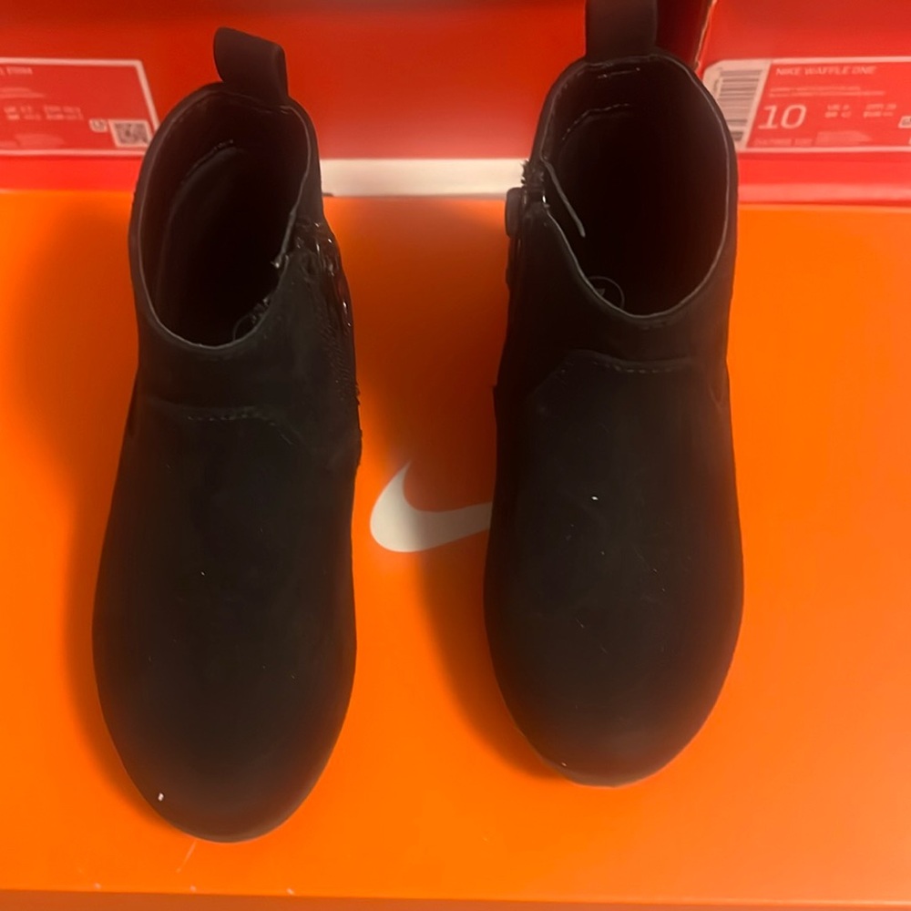Gently worn toddler Sz 7 Cat&Jack Black ankle boot Great for fall